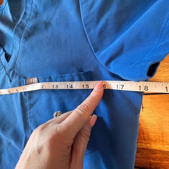 2pc bundle of FIGS Scrub Tops - Picture 15 of 16